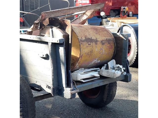 Nostalgische kiepkar met inhoud - afbeelding 7 van  10