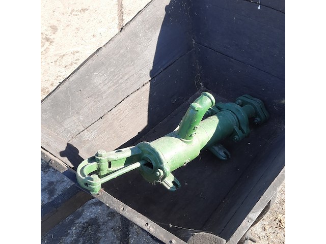 Nostalgische kruiwagen met waterpomp - afbeelding 2 van  10