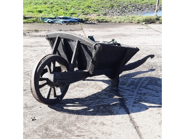 Nostalgische kruiwagen met waterpomp - afbeelding 1 van  10