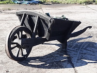 Nostalgische kruiwagen met waterpomp - afbeelding 1 van  10