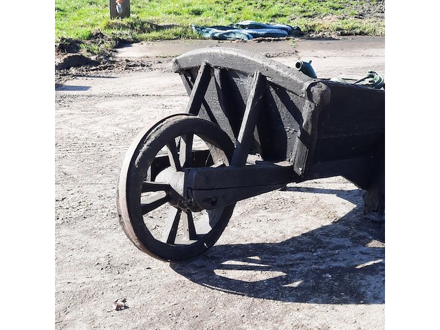 Nostalgische kruiwagen met waterpomp - afbeelding 3 van  10