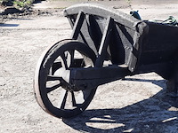 Nostalgische kruiwagen met waterpomp - afbeelding 3 van  10