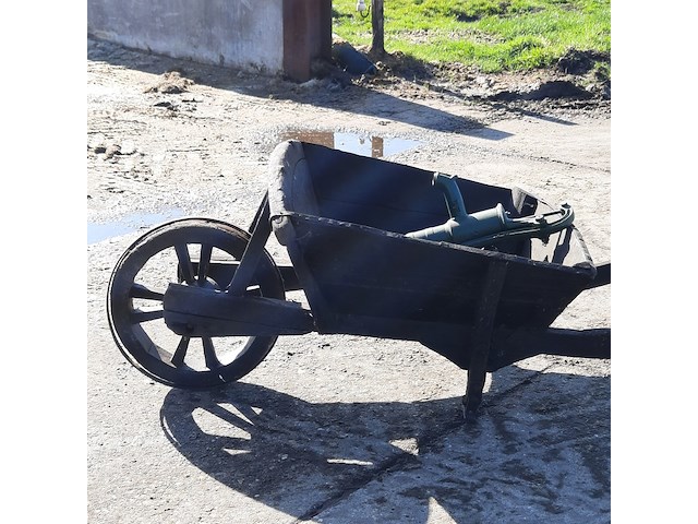 Nostalgische kruiwagen met waterpomp - afbeelding 4 van  10