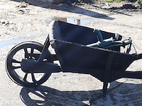 Nostalgische kruiwagen met waterpomp - afbeelding 4 van  10