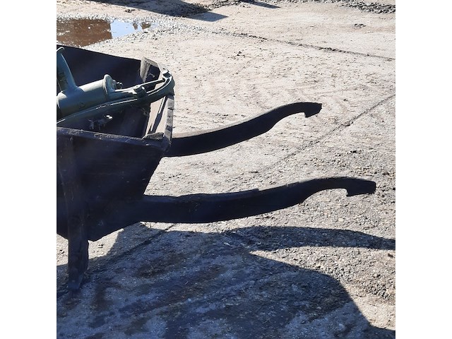 Nostalgische kruiwagen met waterpomp - afbeelding 5 van  10