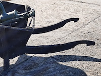 Nostalgische kruiwagen met waterpomp - afbeelding 5 van  10