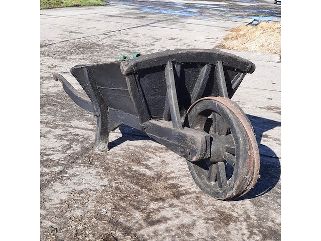 Nostalgische kruiwagen met waterpomp - afbeelding 6 van  10