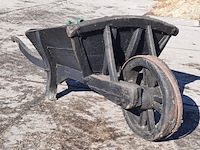 Nostalgische kruiwagen met waterpomp - afbeelding 6 van  10