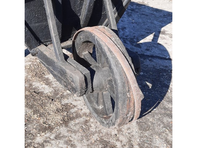 Nostalgische kruiwagen met waterpomp - afbeelding 7 van  10