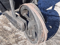 Nostalgische kruiwagen met waterpomp - afbeelding 7 van  10