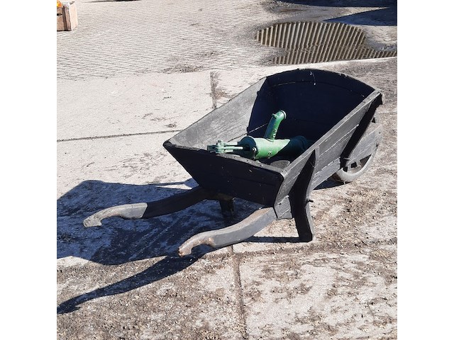 Nostalgische kruiwagen met waterpomp - afbeelding 8 van  10