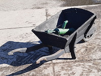 Nostalgische kruiwagen met waterpomp - afbeelding 8 van  10