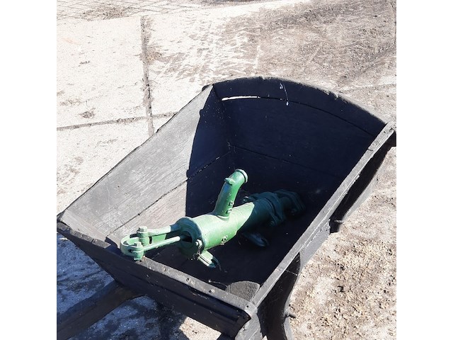 Nostalgische kruiwagen met waterpomp - afbeelding 9 van  10