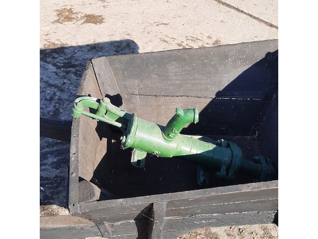 Nostalgische kruiwagen met waterpomp - afbeelding 10 van  10