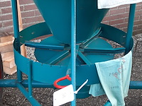 Nostalgische kunstmeststrooier - afbeelding 2 van  12