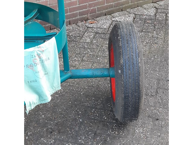 Nostalgische kunstmeststrooier - afbeelding 3 van  12