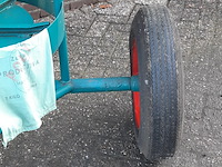 Nostalgische kunstmeststrooier - afbeelding 3 van  12