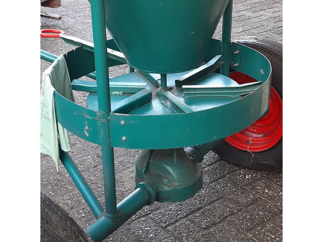 Nostalgische kunstmeststrooier - afbeelding 6 van  12