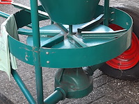 Nostalgische kunstmeststrooier - afbeelding 6 van  12