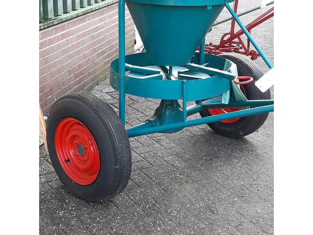 Nostalgische kunstmeststrooier - afbeelding 7 van  12