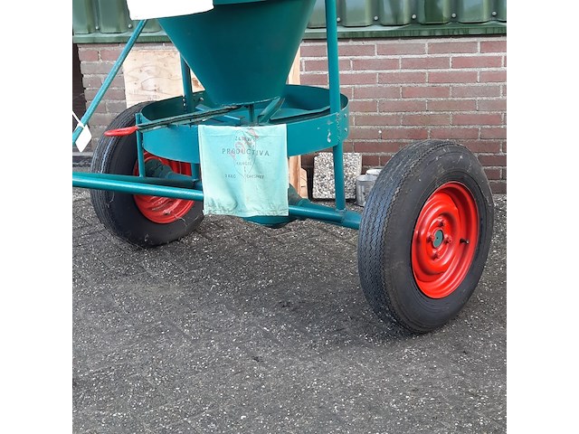 Nostalgische kunstmeststrooier - afbeelding 9 van  12