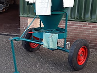 Nostalgische kunstmeststrooier - afbeelding 11 van  12