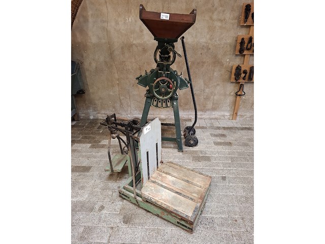 Nostalgische maalmolen met bascule, diamant-silex - afbeelding 1 van  14