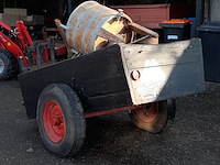 Nostalgische melkwagen met 2x melkbus - afbeelding 2 van  10