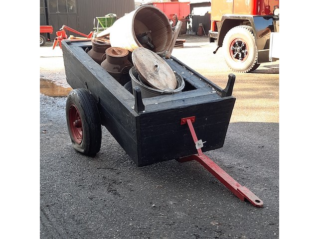 Nostalgische melkwagen met 2x melkbus - afbeelding 1 van  10
