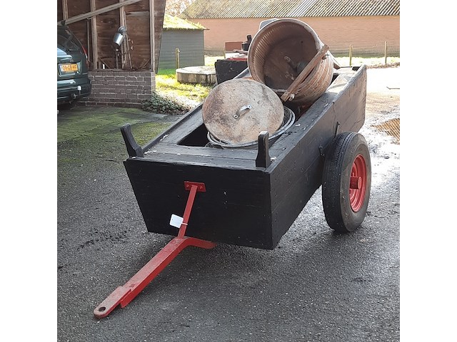 Nostalgische melkwagen met 2x melkbus - afbeelding 3 van  10