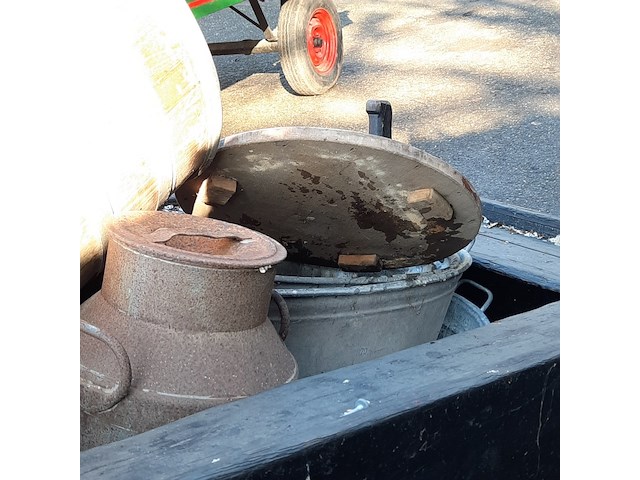 Nostalgische melkwagen met 2x melkbus - afbeelding 10 van  10