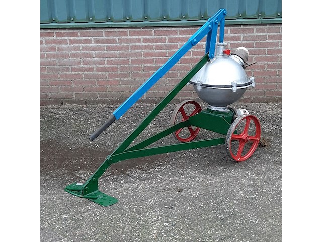 Nostalgische mestpomp, handbediend - afbeelding 1 van  9