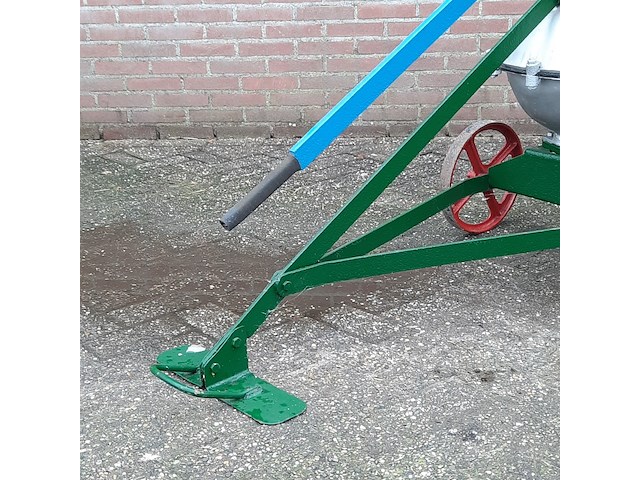 Nostalgische mestpomp, handbediend - afbeelding 2 van  9