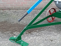 Nostalgische mestpomp, handbediend - afbeelding 2 van  9