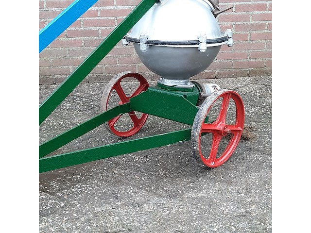 Nostalgische mestpomp, handbediend - afbeelding 4 van  9