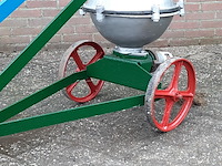 Nostalgische mestpomp, handbediend - afbeelding 4 van  9