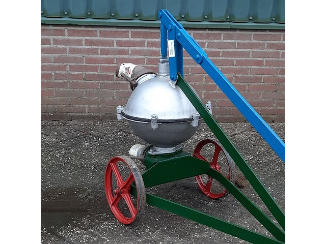 Nostalgische mestpomp, handbediend - afbeelding 5 van  9