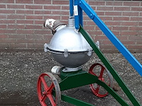 Nostalgische mestpomp, handbediend - afbeelding 5 van  9