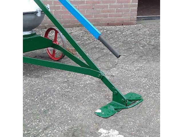 Nostalgische mestpomp, handbediend - afbeelding 6 van  9