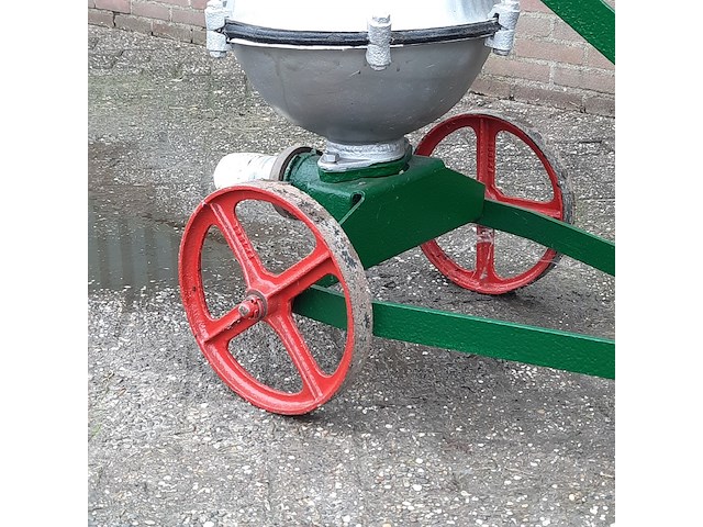 Nostalgische mestpomp, handbediend - afbeelding 7 van  9