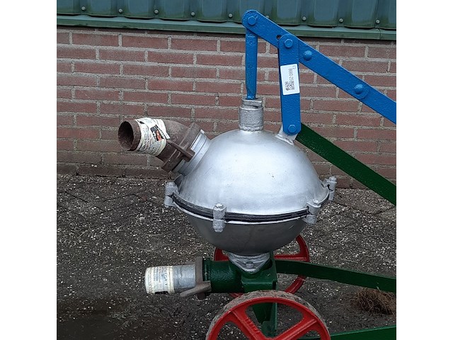 Nostalgische mestpomp, handbediend - afbeelding 8 van  9
