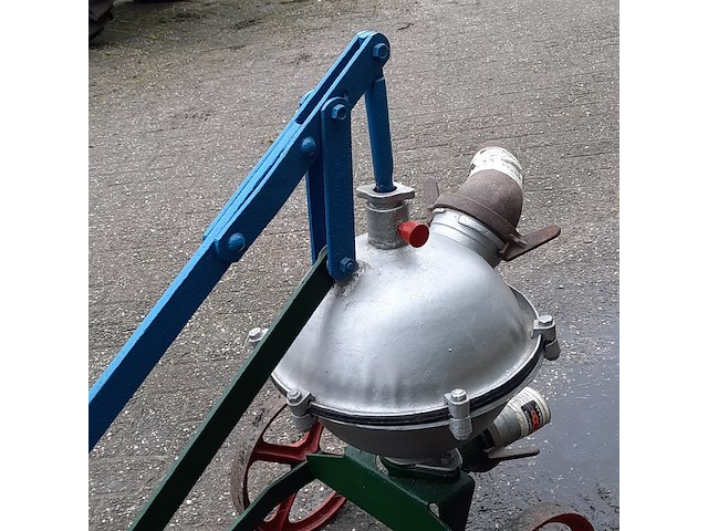 Nostalgische mestpomp, handbediend - afbeelding 9 van  9