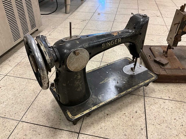 Nostalgische naaimachines (2x) - afbeelding 2 van  6