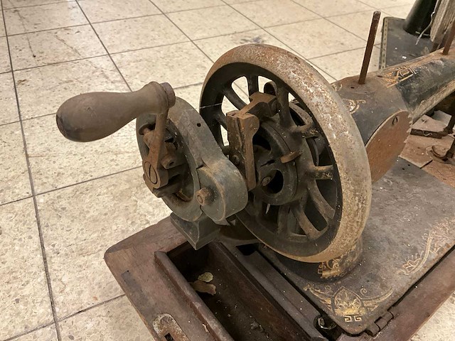 Nostalgische naaimachines (2x) - afbeelding 6 van  6