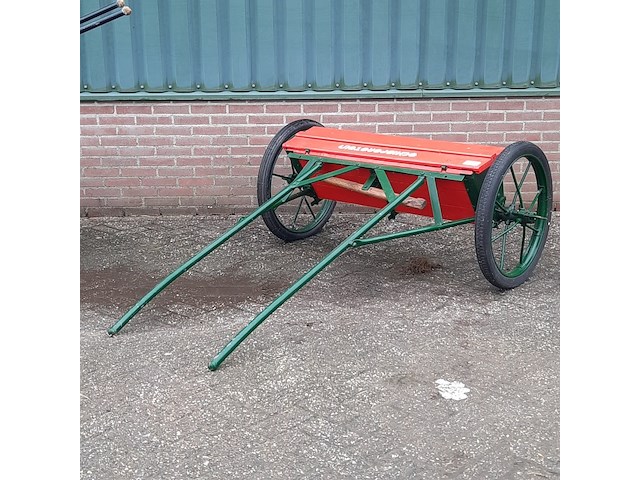 Nostalgische paard getrokken strooier schieferstein - afbeelding 1 van  7