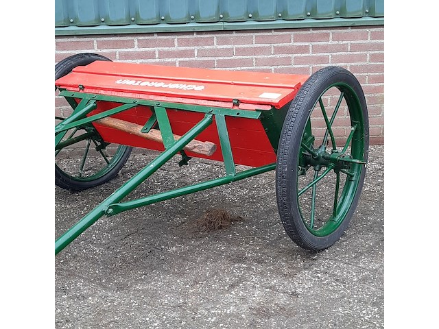 Nostalgische paard getrokken strooier schieferstein - afbeelding 2 van  7
