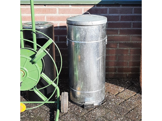 Nostalgische slangenhaspel, pedaalemmer en asbak - afbeelding 2 van  4