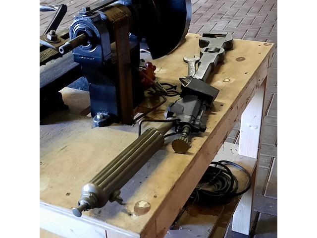 Nostalgische werkbankslijpinrichting - afbeelding 7 van  8