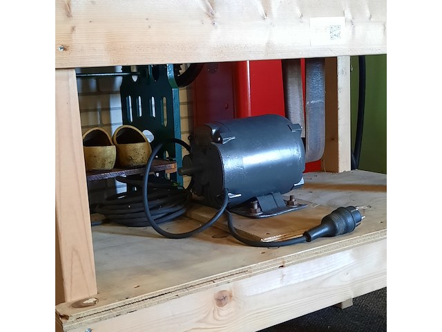 Nostalgische werkbankslijpinrichting - afbeelding 8 van  8