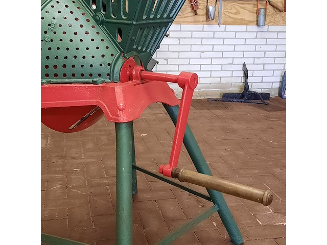 Nostalgische wortelsnijmachine - afbeelding 3 van  5
